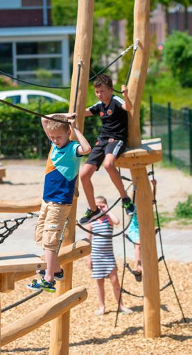 Leerlingen spelen actief op het schoolplein van Integraal Kindcentrum de Regenboog in Bemmel. Leerlingen spelen actief op het schoolplein van Integraal Kindcentrum de Regenboog in Bemmel.