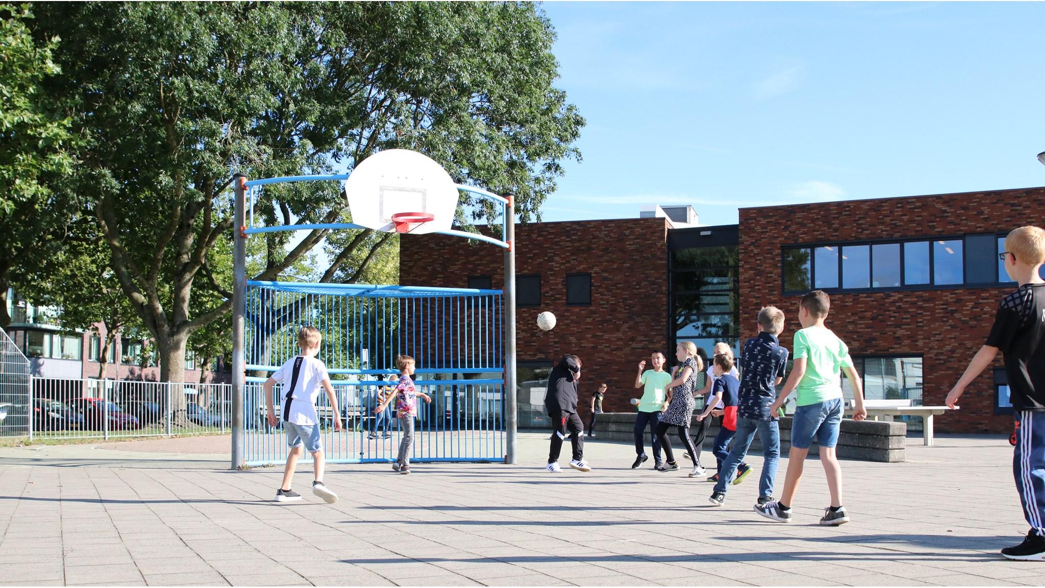 Leerlingen spelen basketbal op het schoolplein van SBO Het Palet in Klundert. Leerlingen spelen basketbal op het schoolplein van SBO Het Palet in Klundert.