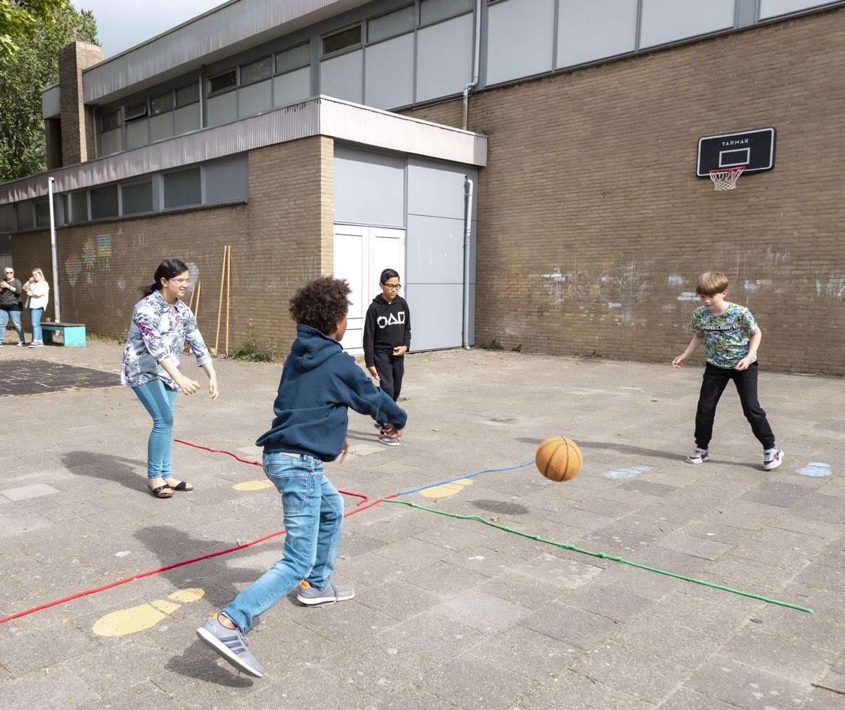 Leerlingen spelen basketballen op het schoolplein van Beatrixschool, locatie Zuilenstein in Nieuwegein. Leerlingen spelen basketballen op het schoolplein van Beatrixschool, locatie Zuilenstein in Nieuwegein.