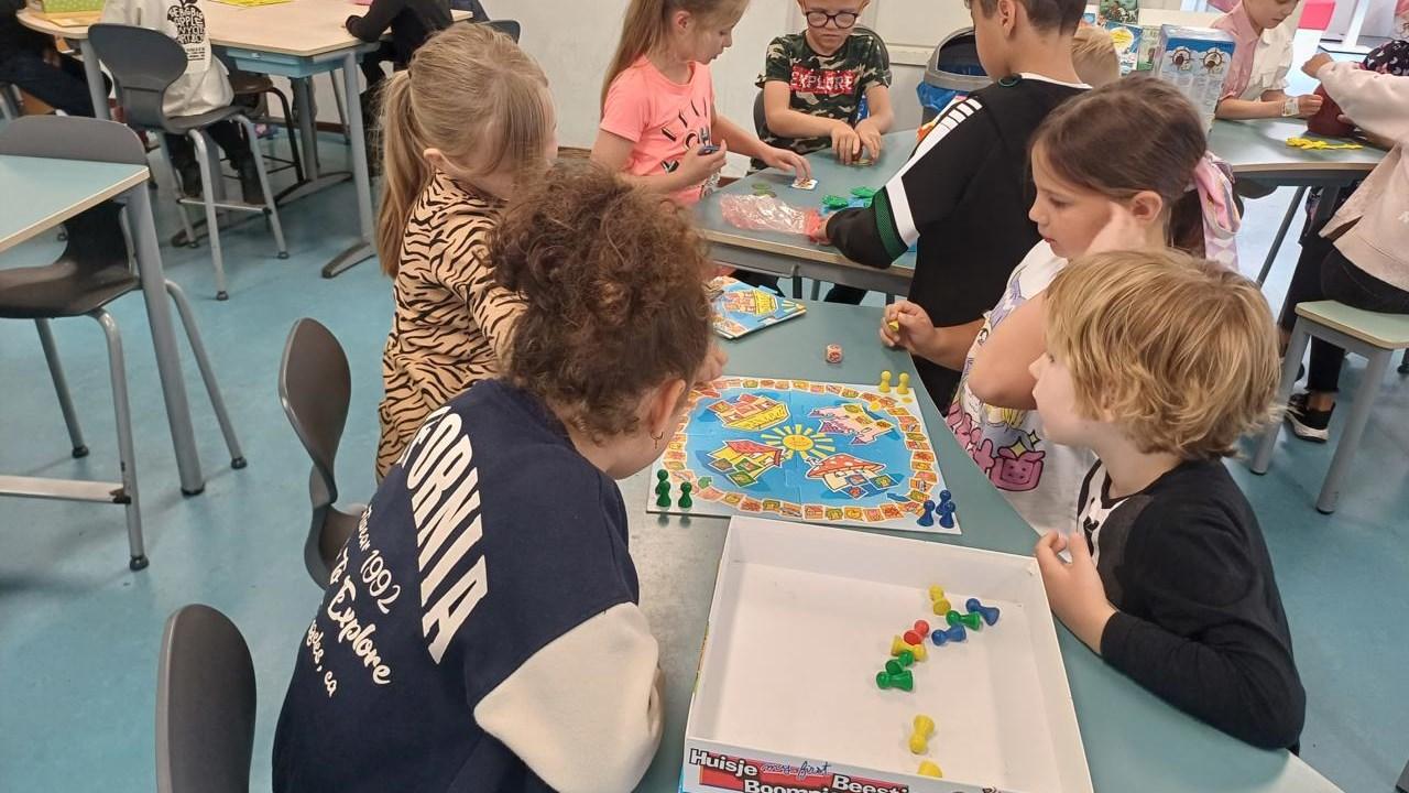 Leerlingen spelen bordspelletjes in de klas van obs Willem Wilmink in Enschede. Leerlingen spelen bordspelletjes in de klas van obs Willem Wilmink in Enschede.