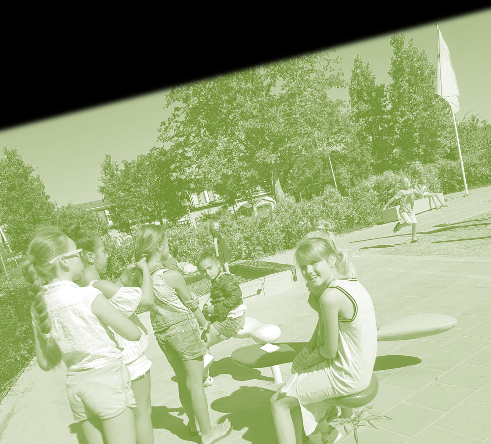 Leerlingen spelen en genieten van het schoolplein van De Wegwijzer in Krimpen aan de Lek. Leerlingen spelen en genieten van het schoolplein van De Wegwijzer in Krimpen aan de Lek.