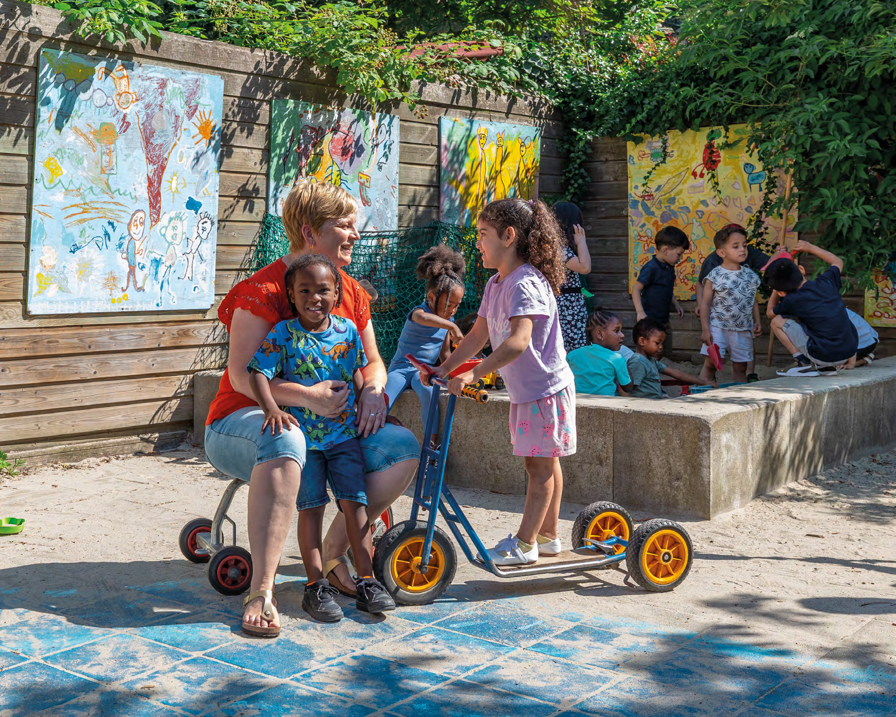 Leerlingen spelen en leren samen op het schoolplein van CBS Mozaïek in Rotterdam.