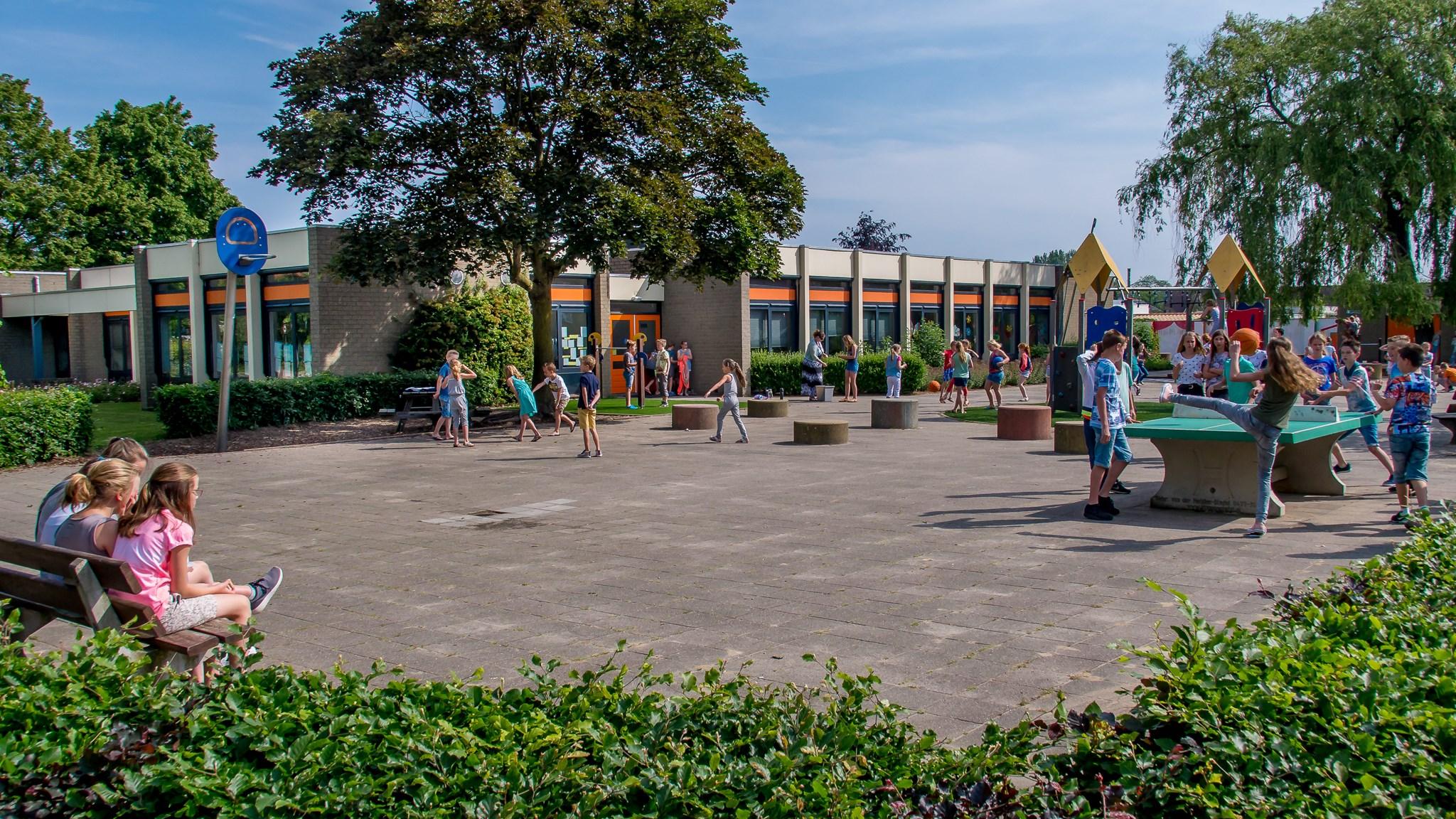 Leerlingen spelen en ontspannen op het schoolplein van RK Basisschool St Antonius in Maren-Kessel. Leerlingen spelen en ontspannen op het schoolplein van RK Basisschool St Antonius in Maren-Kessel.