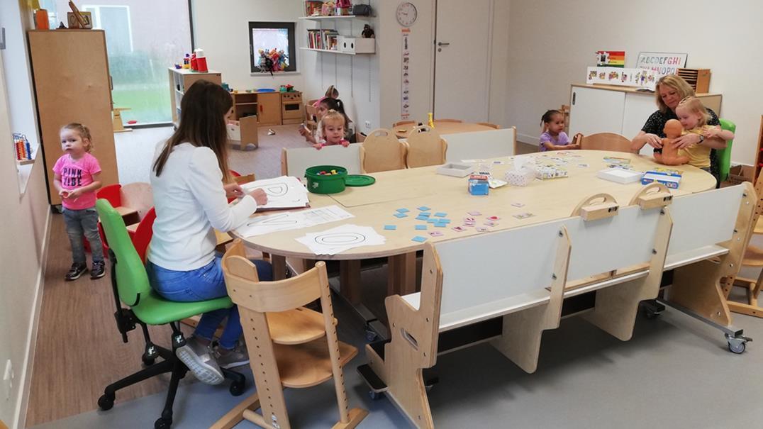 Leerlingen spelen en werken samen in het klasje van OBS Oetkomst in Kolham. Leerlingen spelen en werken samen in het klasje van OBS Oetkomst in Kolham.