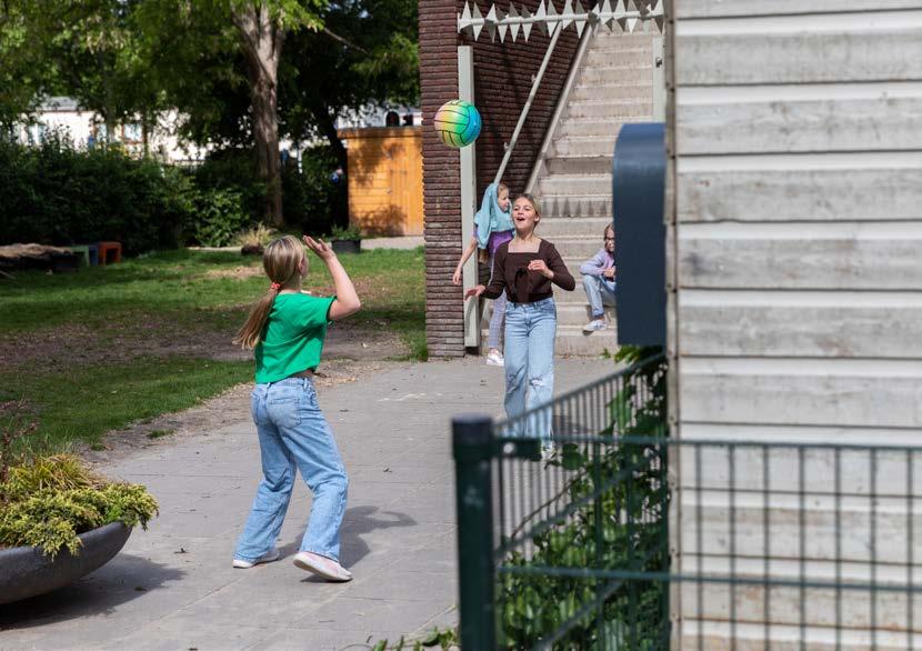 Leerlingen spelen met een bal op het schoolplein van IKC De Bavinck in Vlaardingen. Leerlingen spelen met een bal op het schoolplein van IKC De Bavinck in Vlaardingen.
