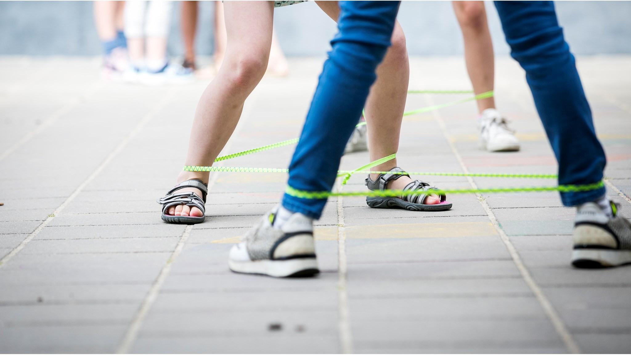 Leerlingen spelen op het schoolplein van Basisschool de Cantharel in Ermelo met een spel dat touwtjes vereist. Leerlingen spelen op het schoolplein van Basisschool de Cantharel in Ermelo met een spel dat touwtjes vereist.