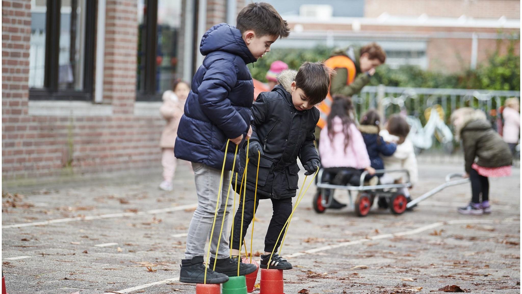 Leerlingen spelen op het schoolplein van Basisschool Hubertus in Tilburg. Leerlingen spelen op het schoolplein van Basisschool Hubertus in Tilburg.