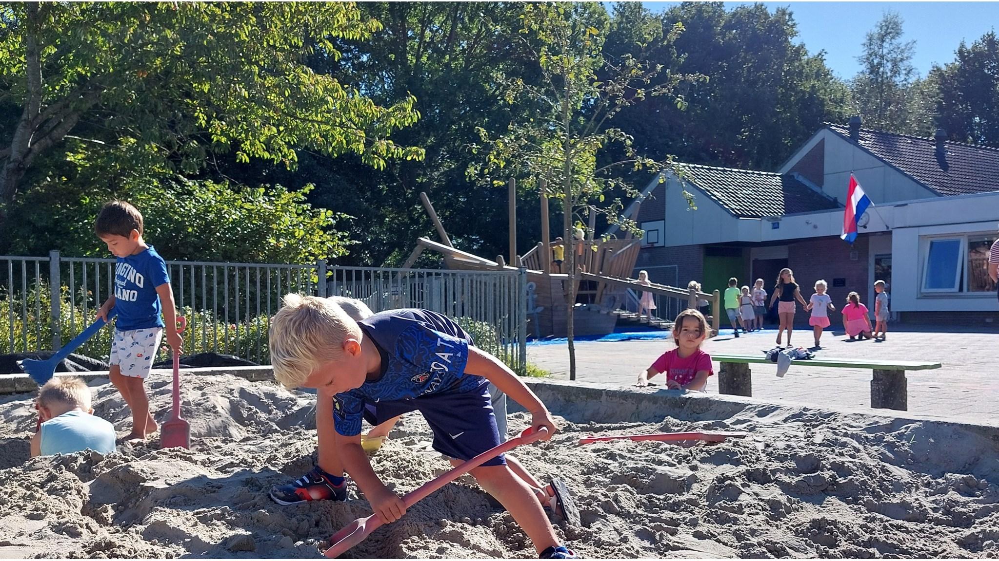 Leerlingen spelen op het schoolplein van Basisschool Op Avontuur in Kolhorn. Leerlingen spelen op het schoolplein van Basisschool Op Avontuur in Kolhorn.