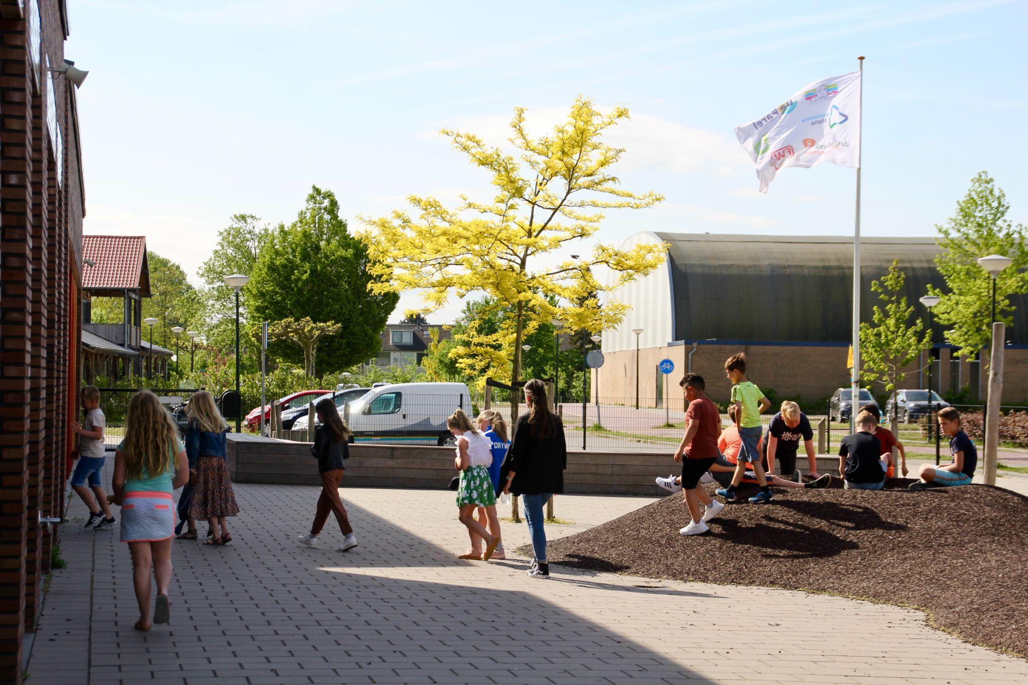 Leerlingen spelen op het schoolplein van CBS De Parel in Rijswijk (Noord-Brabant). Leerlingen spelen op het schoolplein van CBS De Parel in Rijswijk (Noord-Brabant).