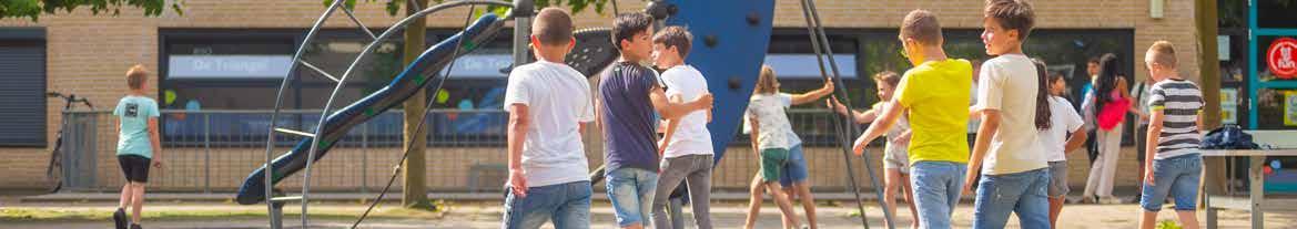Leerlingen spelen op het schoolplein van De Triangel in Enschede. Leerlingen spelen op het schoolplein van De Triangel in Enschede.