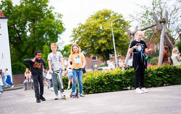 Leerlingen spelen op het schoolplein van de Van Lingenschool in Zetten. Leerlingen spelen op het schoolplein van de Van Lingenschool in Zetten.