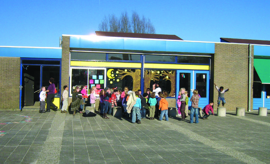Leerlingen spelen op het schoolplein van Het Meerrijk in Kampen. Leerlingen spelen op het schoolplein van Het Meerrijk in Kampen.