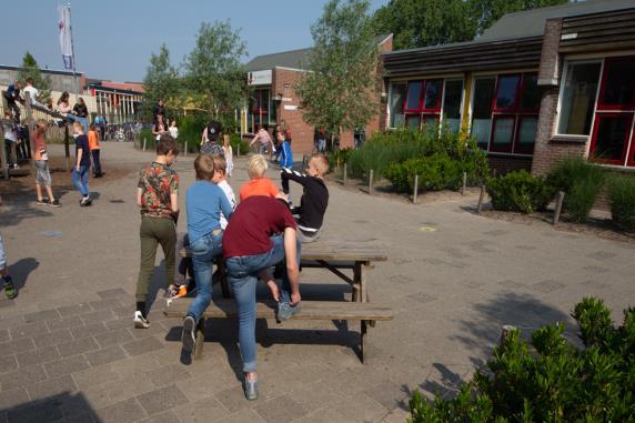 Leerlingen spelen op het schoolplein van IKC Alexia in Leeuwarden. Leerlingen spelen op het schoolplein van IKC Alexia in Leeuwarden.
