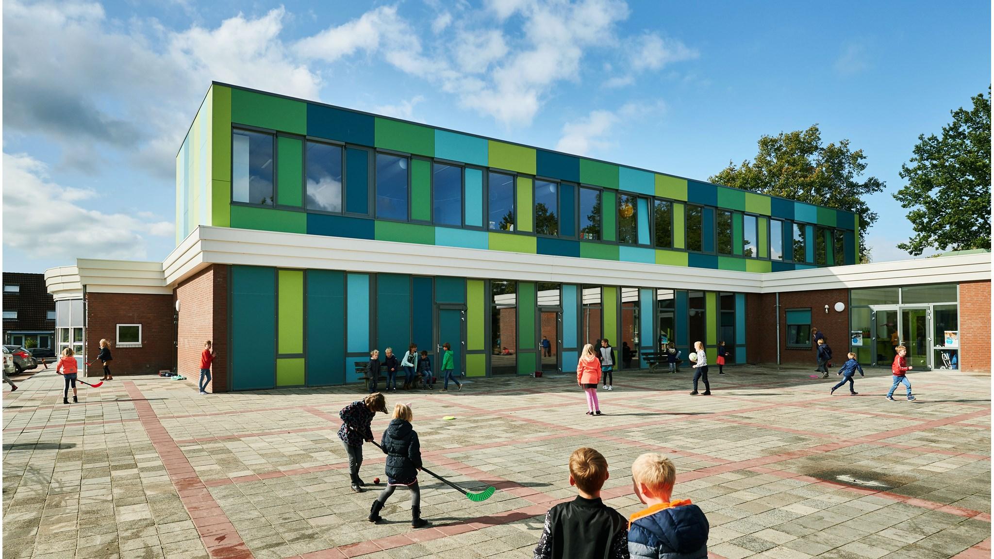 Leerlingen spelen op het schoolplein van IKC De Westerburcht in Eelde. Leerlingen spelen op het schoolplein van IKC De Westerburcht in Eelde.
