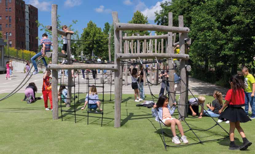 Leerlingen spelen op het schoolplein van Obs De Optimist in Hoofddorp.