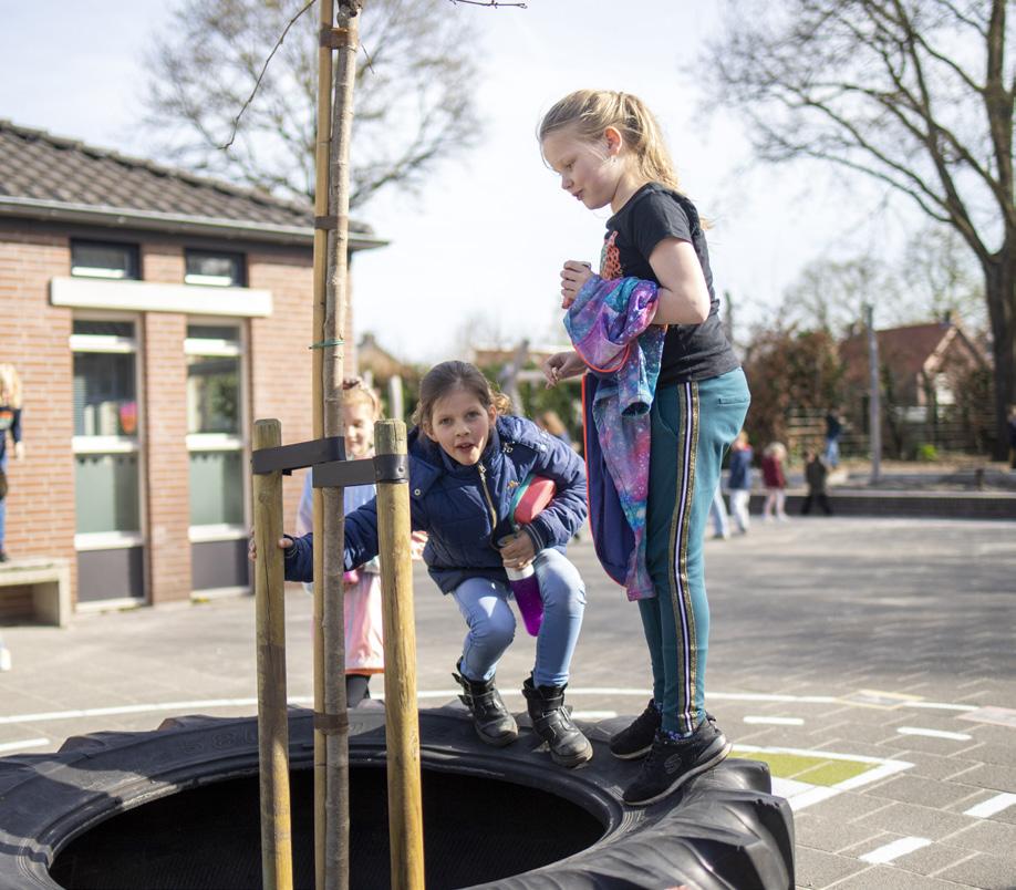 Leerlingen spelen op het schoolplein van rooms-katholieke basisschool Sinte Lucij in Steensel. Leerlingen spelen op het schoolplein van rooms-katholieke basisschool Sinte Lucij in Steensel.