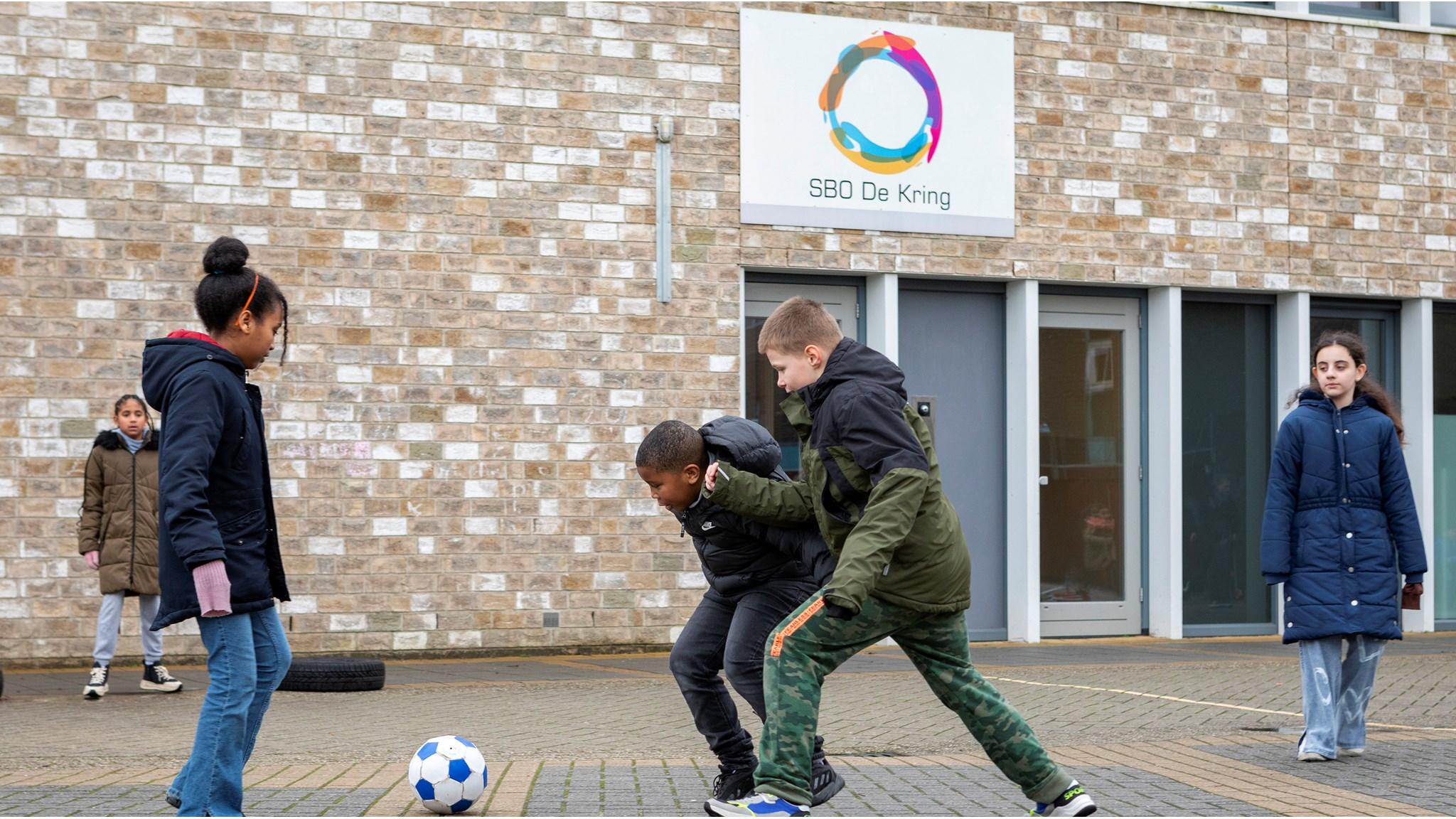 Leerlingen spelen op het schoolplein van School voor Speciaal Basisonderwijs De Kring in Rotterdam. Leerlingen spelen op het schoolplein van School voor Speciaal Basisonderwijs De Kring in Rotterdam.