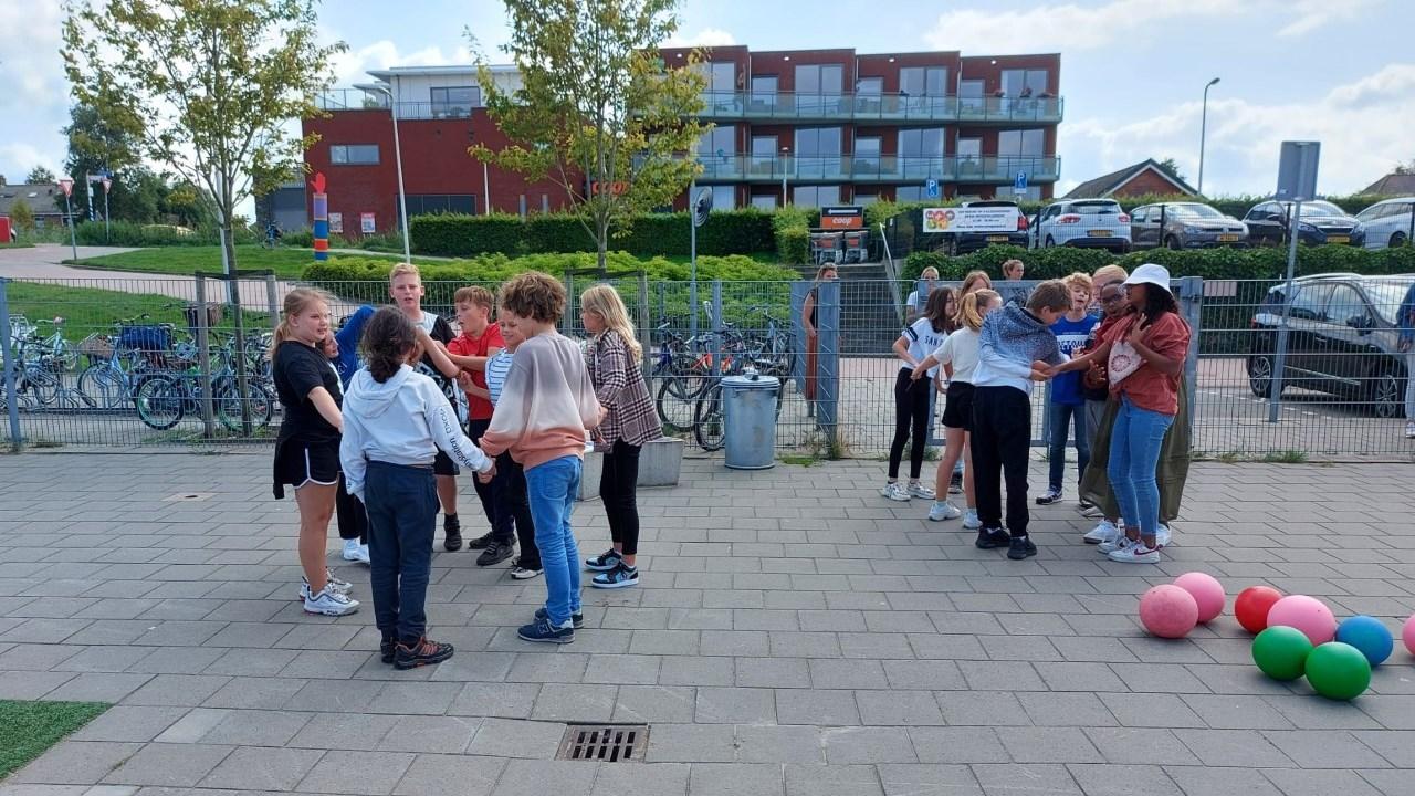 Leerlingen spelen samen op het schoolplein van de Antoniusschool in Noorden. Leerlingen spelen samen op het schoolplein van de Antoniusschool in Noorden.