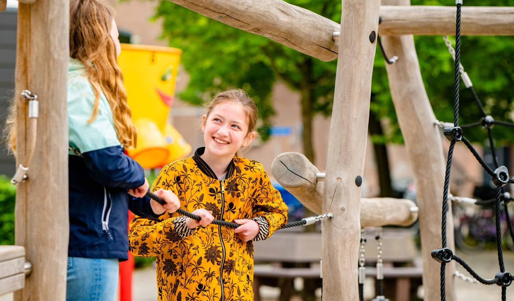 Leerlingen spelen samen op het schoolplein van De Ichthus in Zwolle. Leerlingen spelen samen op het schoolplein van De Ichthus in Zwolle.
