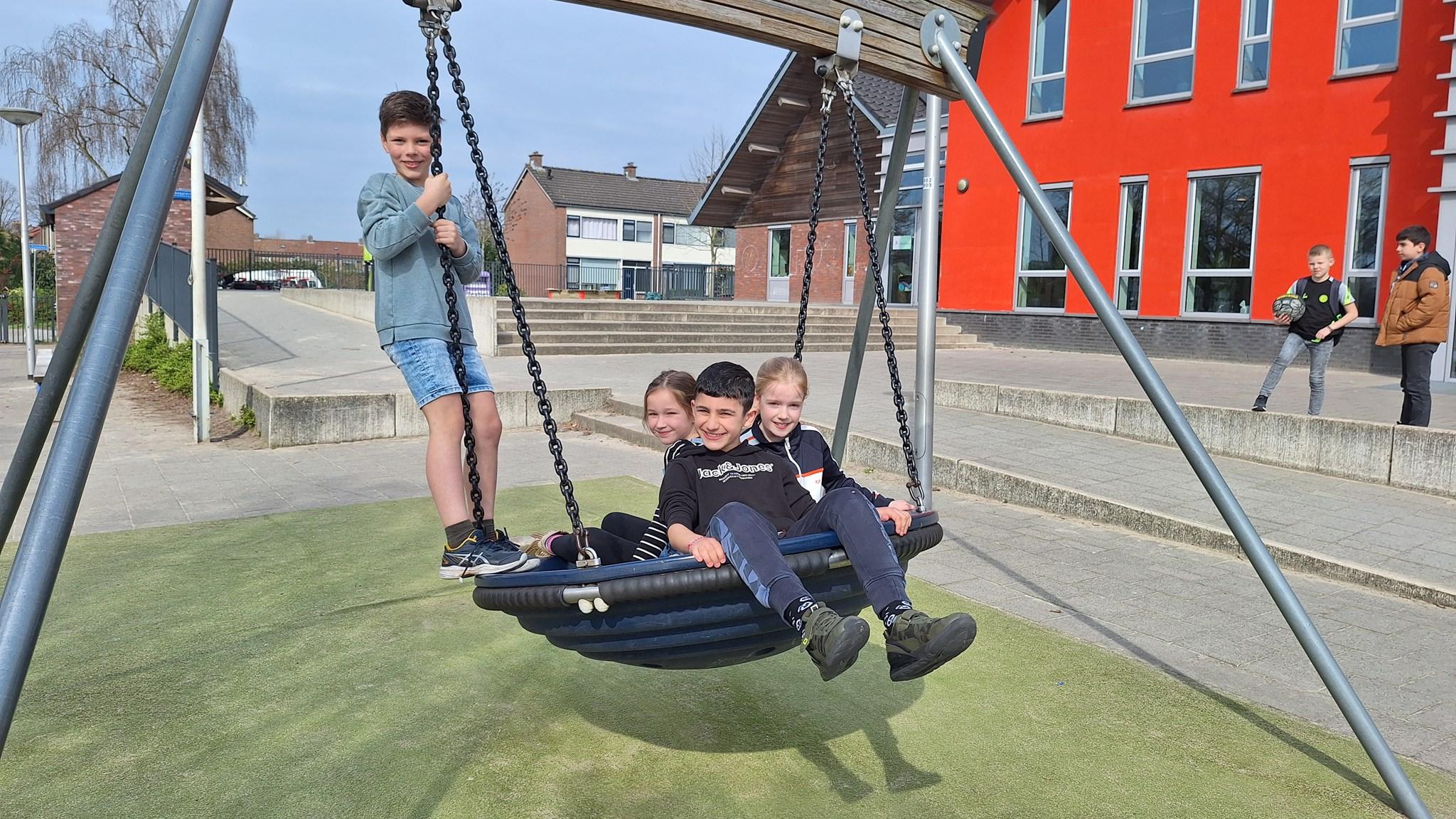 Leerlingen spelen vrolijk op het schoolplein van Christelijke Basisschool De Regenboog in Amerongen. Leerlingen spelen vrolijk op het schoolplein van Christelijke Basisschool De Regenboog in Amerongen.