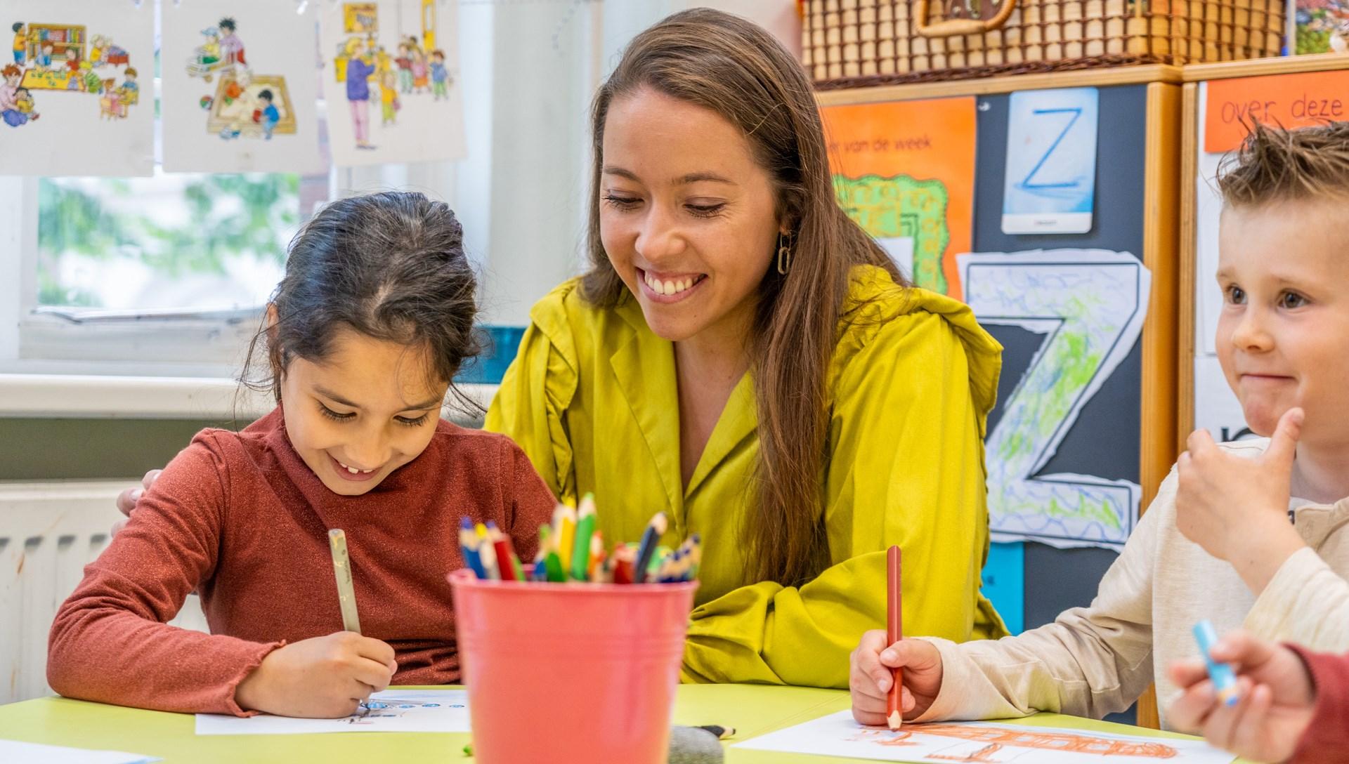Leerlingen van ABS Middelburg zijn creatief bezig met tekenen onder begeleiding van een enthousiaste docent. Leerlingen van ABS Middelburg zijn creatief bezig met tekenen onder begeleiding van een enthousiaste docent.