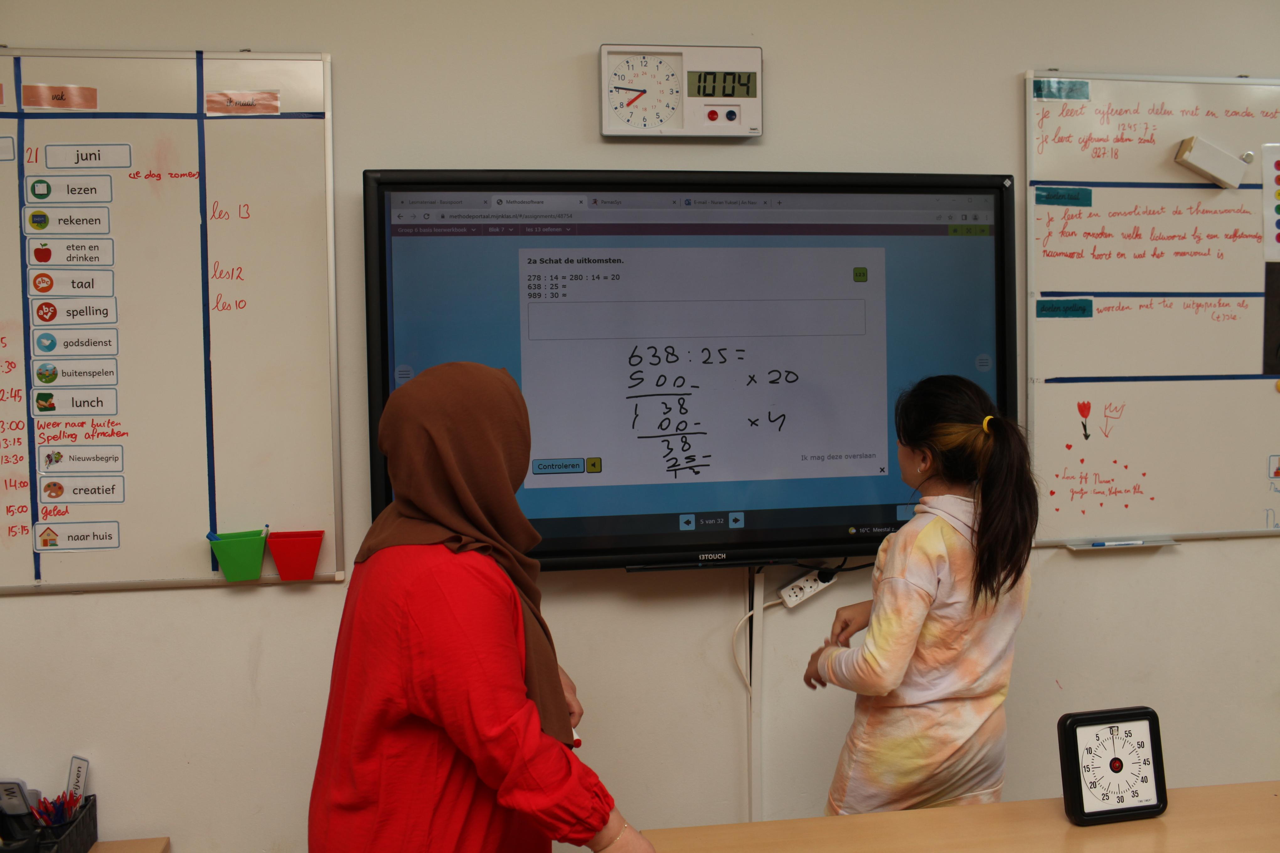 Leerlingen van An Nasr in Alkmaar werken samen aan wiskunde op het digibord. Leerlingen van An Nasr in Alkmaar werken samen aan wiskunde op het digibord.