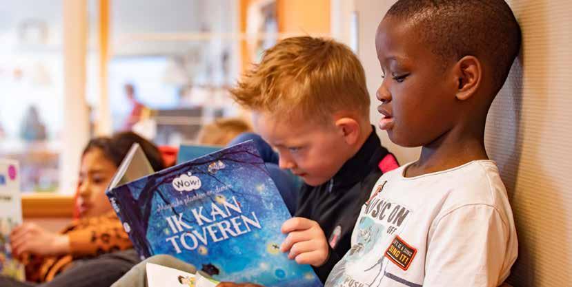 Leerlingen van ATO-kindcentrum De Hoven in Rosmalen genieten van lezen met boeken in handen. Leerlingen van ATO-kindcentrum De Hoven in Rosmalen genieten van lezen met boeken in handen.