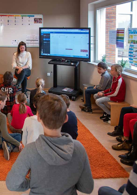 Leerlingen van ATO-kindcentrum De Hoven in Rosmalen luisteren naar een instructie in de klas. Leerlingen van ATO-kindcentrum De Hoven in Rosmalen luisteren naar een instructie in de klas.