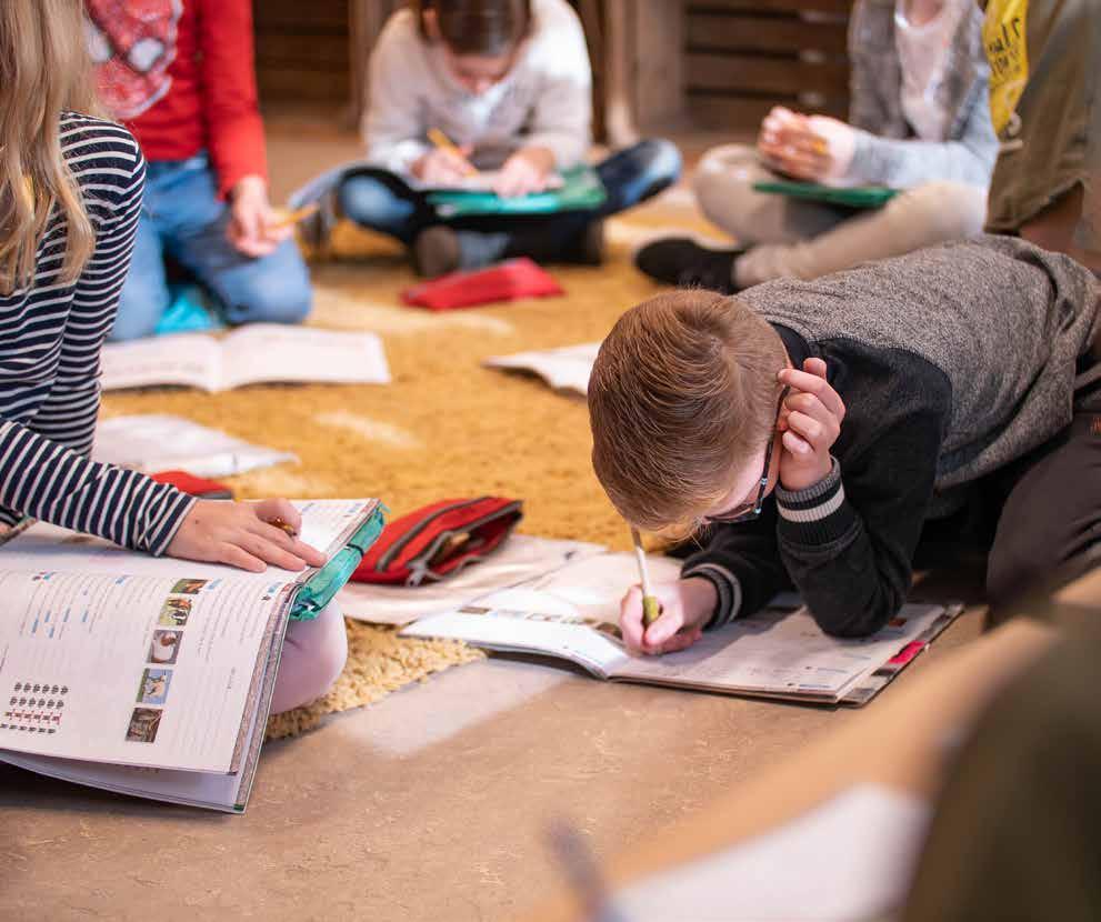 Leerlingen van ATO-kindcentrum De Hoven in Rosmalen werken samen op de vloer aan hun schoolwerk. Leerlingen van ATO-kindcentrum De Hoven in Rosmalen werken samen op de vloer aan hun schoolwerk.