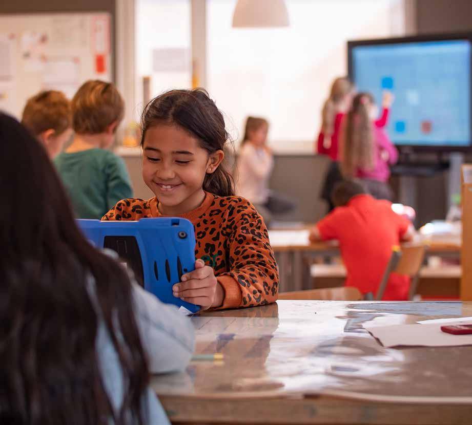 Leerlingen van ATO-kindcentrum De Hoven in Rosmalen zijn actief aan het werk met digitale apparaten in een klaslokaal. Leerlingen van ATO-kindcentrum De Hoven in Rosmalen zijn actief aan het werk met digitale apparaten in een klaslokaal.