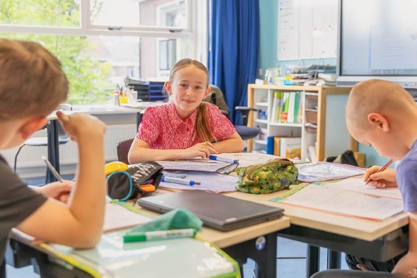 Leerlingen van Basissch De Borckeshof in Breedenbroek bezig met schoolwerk in de klas. Leerlingen van Basissch De Borckeshof in Breedenbroek bezig met schoolwerk in de klas.