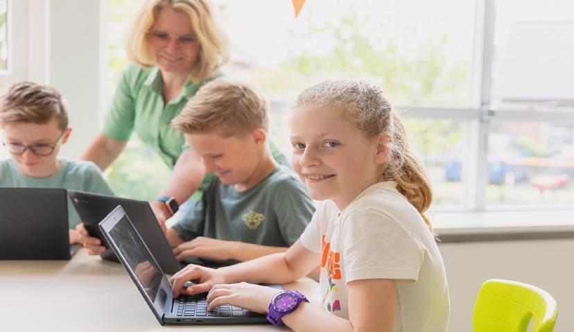 Leerlingen van Basissch De Borckeshof in Breedenbroek gebruiken laptops onder begeleiding van een lerares. Leerlingen van Basissch De Borckeshof in Breedenbroek gebruiken laptops onder begeleiding van een lerares.