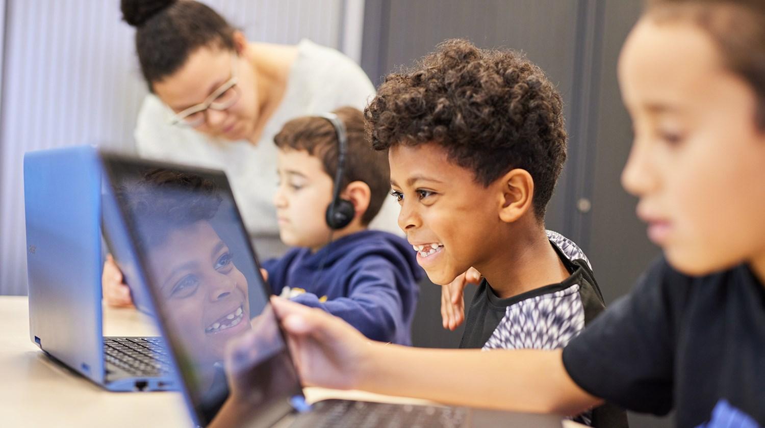 Leerlingen van Basisschool Antares in Tilburg zijn actief betrokken bij het gebruik van laptops onder begeleiding van een docent. Leerlingen van Basisschool Antares in Tilburg zijn actief betrokken bij het gebruik van laptops onder begeleiding van een docent.
