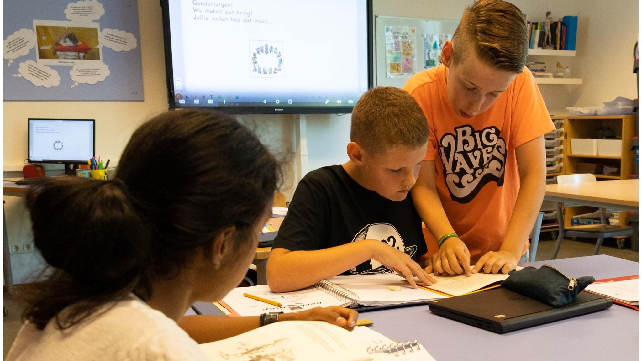 Leerlingen van Basisschool Baardwijk in Waalwijk werken samen aan hun schoolwerk. Leerlingen van Basisschool Baardwijk in Waalwijk werken samen aan hun schoolwerk.
