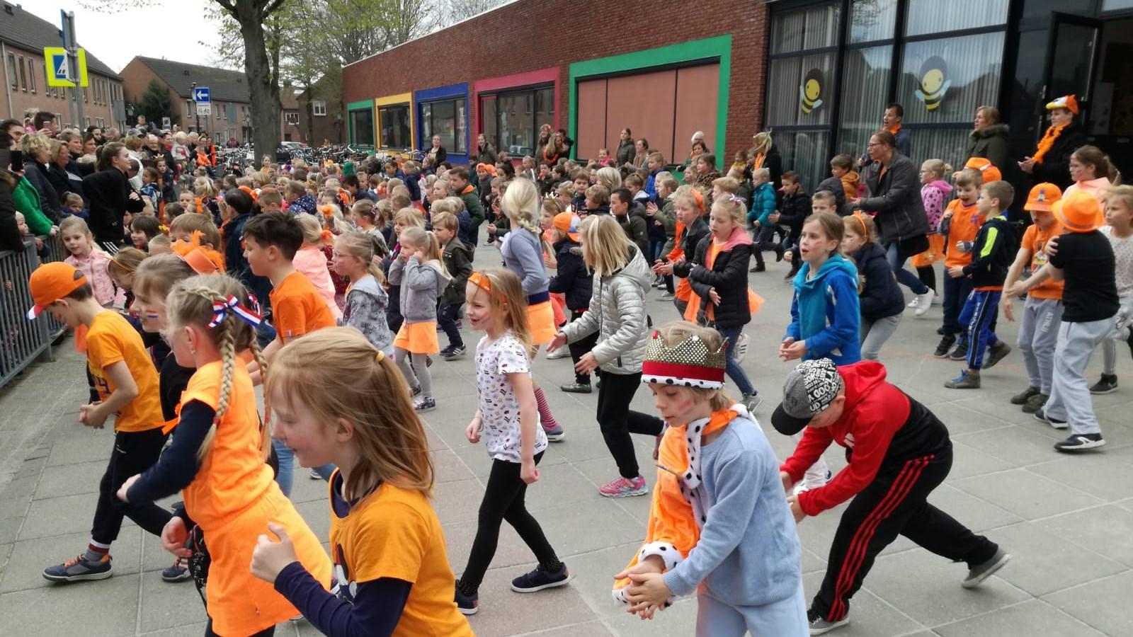 Leerlingen van Basisschool De Biekorf in Geertruidenberg dansen vrolijk op het schoolplein tijdens een speciale gebeurtenis. Leerlingen van Basisschool De Biekorf in Geertruidenberg dansen vrolijk op het schoolplein tijdens een speciale gebeurtenis.