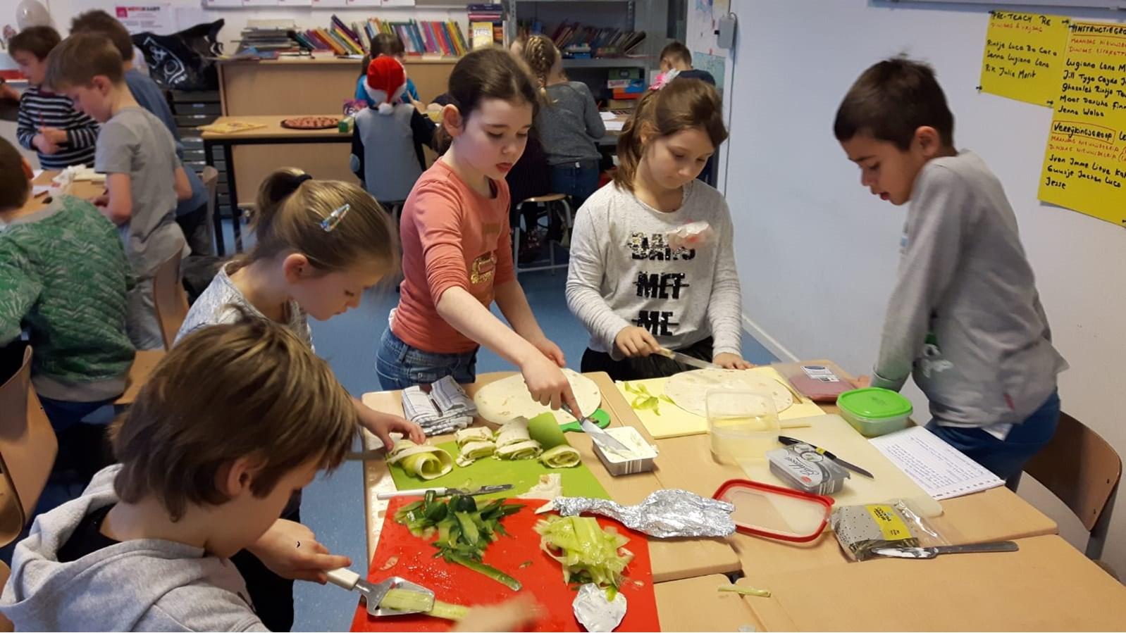 Leerlingen van Basisschool De Biekorf in Geertruidenberg zijn bezig met koken en bereiden gerechten. Leerlingen van Basisschool De Biekorf in Geertruidenberg zijn bezig met koken en bereiden gerechten.