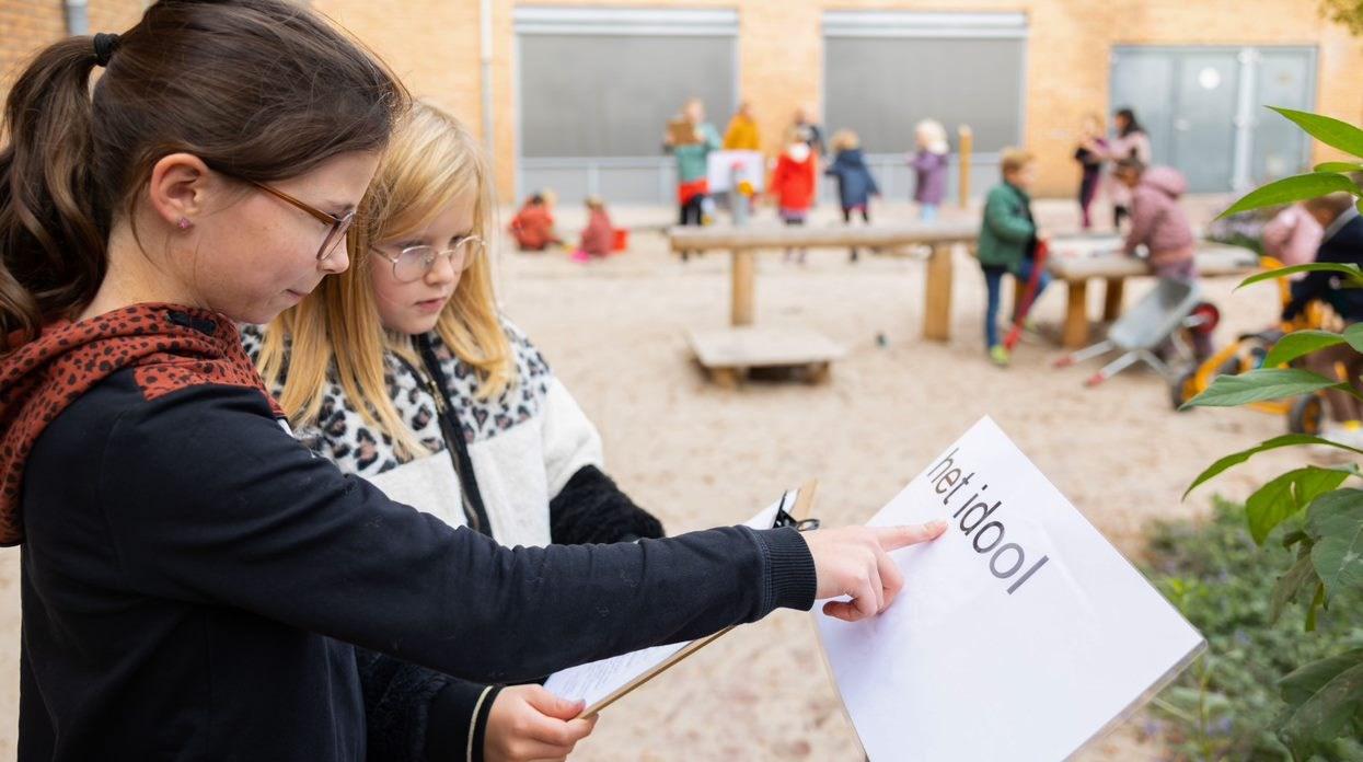 Leerlingen van basisschool De Bongerd in Oldenzaal zijn actief op het schoolplein terwijl ze een opdracht uitvoeren. Leerlingen van basisschool De Bongerd in Oldenzaal zijn actief op het schoolplein terwijl ze een opdracht uitvoeren.