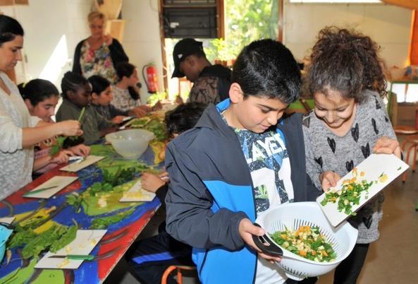 Leerlingen van Basisschool De Botteloef in Amsterdam bereiden gezonde maaltijden samen tijdens een kookactiviteit. Leerlingen van Basisschool De Botteloef in Amsterdam bereiden gezonde maaltijden samen tijdens een kookactiviteit.