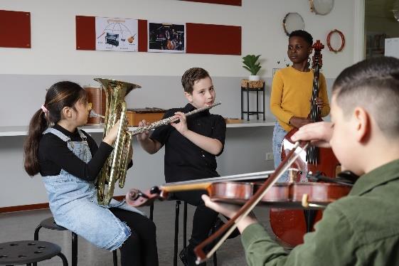Leerlingen van Basisschool De Botteloef in Amsterdam oefenen samen te luisteren naar en te spelen op verschillende instrumenten. Leerlingen van Basisschool De Botteloef in Amsterdam oefenen samen te luisteren naar en te spelen op verschillende instrumenten.