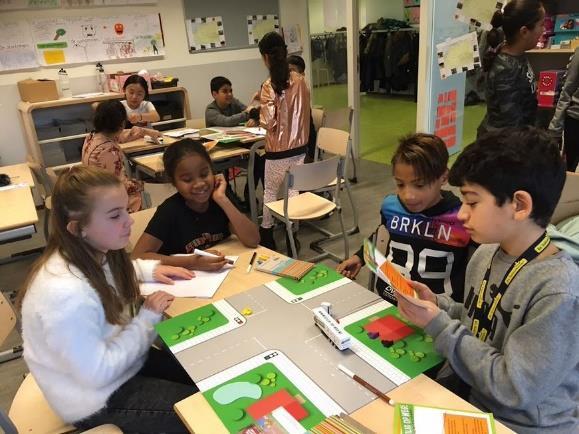 Leerlingen van Basisschool De Botteloef in Amsterdam werken samen aan een educatieve activiteit in de klas. Leerlingen van Basisschool De Botteloef in Amsterdam werken samen aan een educatieve activiteit in de klas.