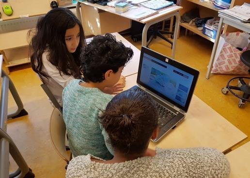 Leerlingen van Basisschool De Botteloef in Amsterdam werken samen op een laptop in de klas. Leerlingen van Basisschool De Botteloef in Amsterdam werken samen op een laptop in de klas.