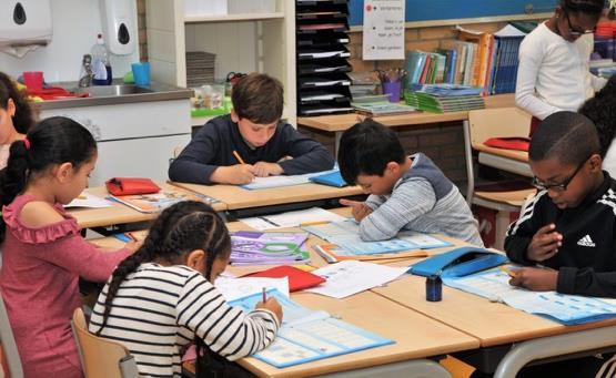 Leerlingen van Basisschool De Botteloef in Amsterdam zijn actief aan het werk in de klas. Leerlingen van Basisschool De Botteloef in Amsterdam zijn actief aan het werk in de klas.