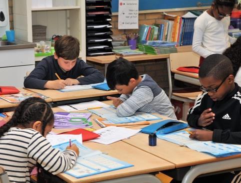 Leerlingen van Basisschool De Botteloef in Amsterdam zijn druk bezig met hun opdrachten in de klas. Leerlingen van Basisschool De Botteloef in Amsterdam zijn druk bezig met hun opdrachten in de klas.