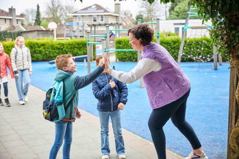 Leerlingen van Basisschool De Bron in Sprang-Capelle spelen en hebben interactie op het schoolplein. Leerlingen van Basisschool De Bron in Sprang-Capelle spelen en hebben interactie op het schoolplein.