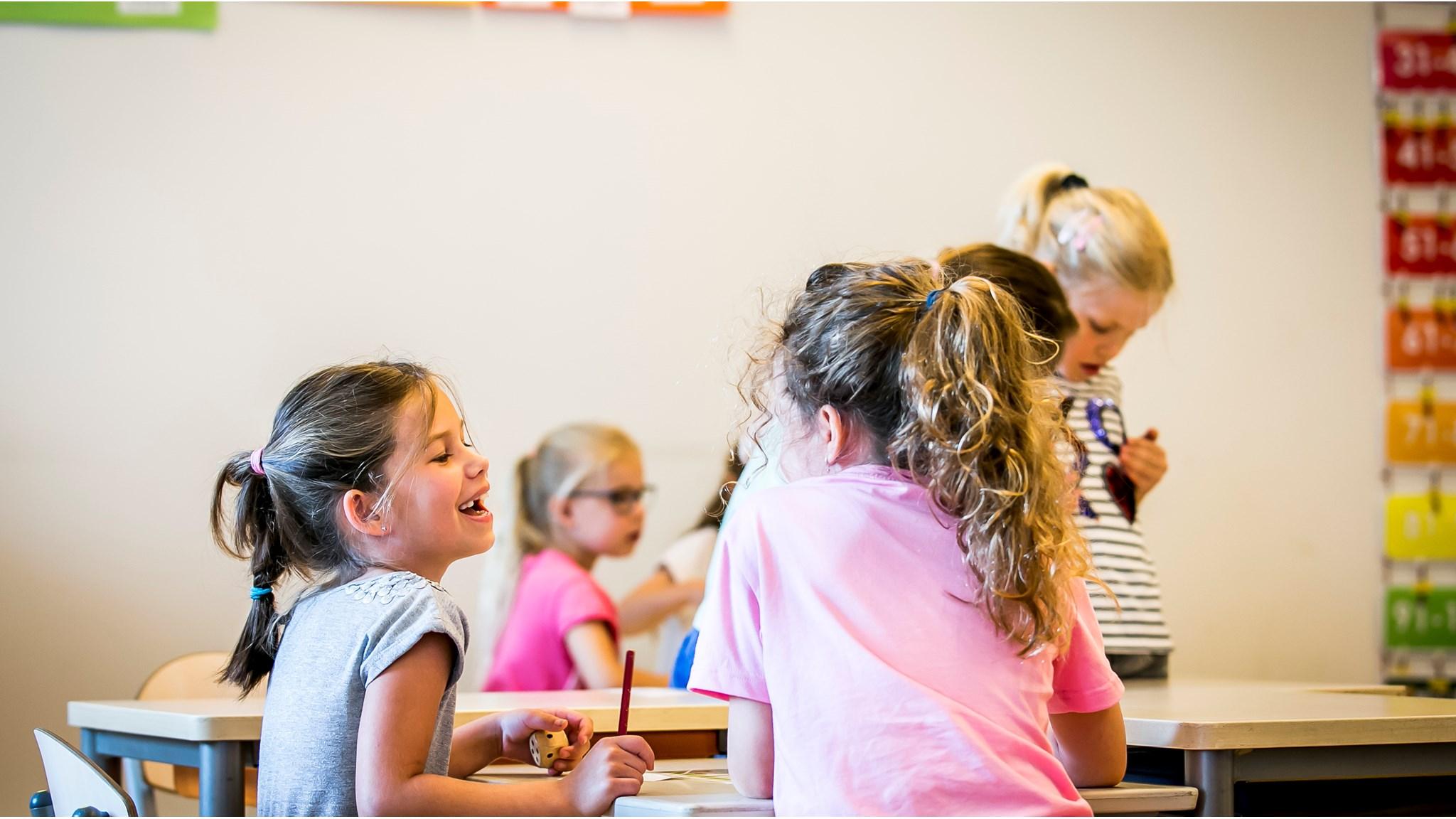 Leerlingen van Basisschool de Cantharel in Ermelo lachen en werken samen aan hun schoolwerk. Leerlingen van Basisschool de Cantharel in Ermelo lachen en werken samen aan hun schoolwerk.