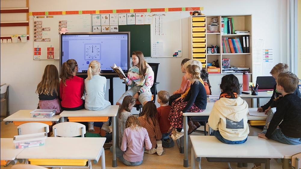Leerlingen van Basisschool de Cantharel in Ermelo volgen een les met een interactieve klok op het digitale bord. Leerlingen van Basisschool de Cantharel in Ermelo volgen een les met een interactieve klok op het digitale bord.
