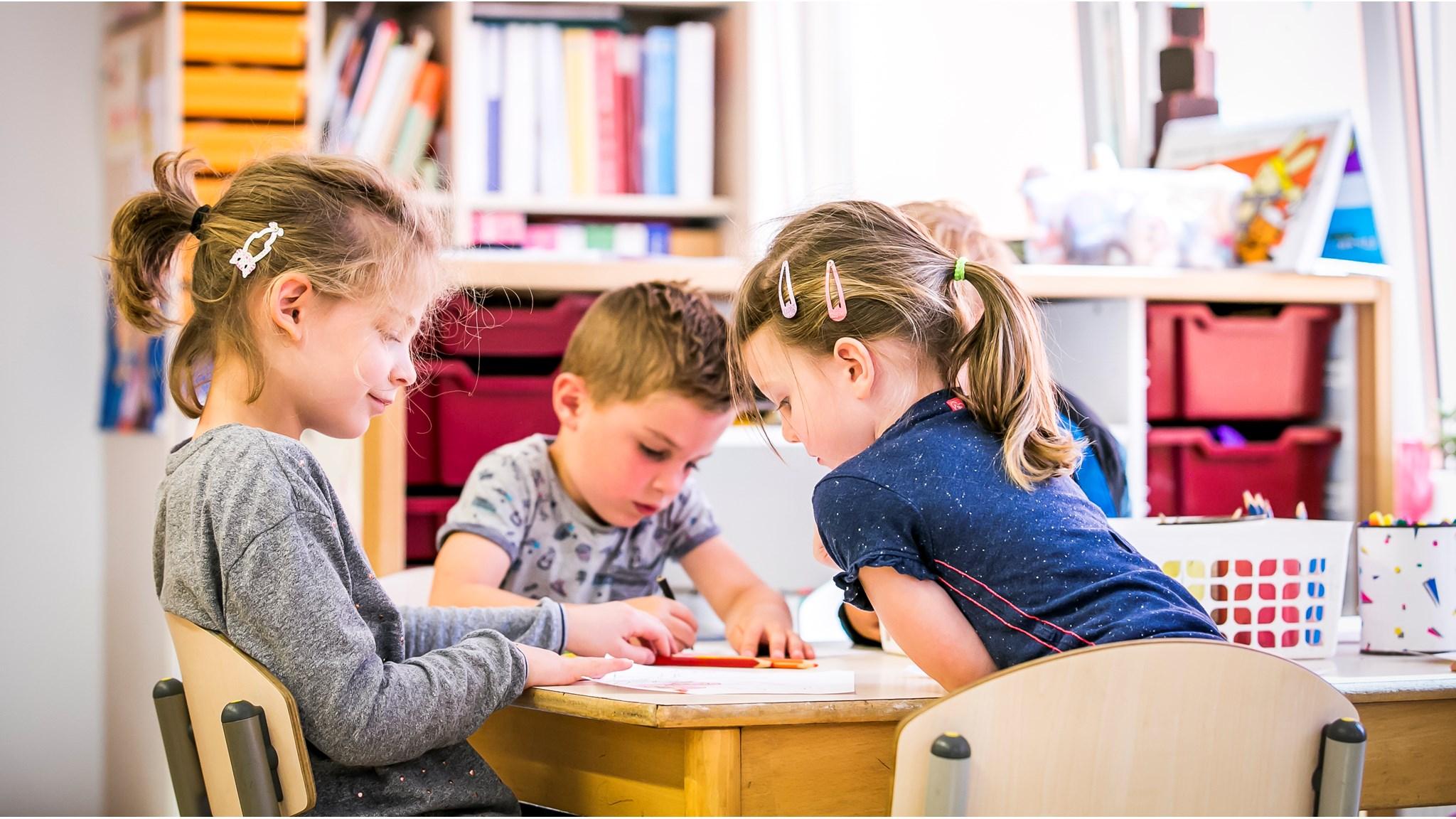 Leerlingen van Basisschool de Cantharel in Ermelo zijn bezig met een creatieve activiteit aan een tafel. Leerlingen van Basisschool de Cantharel in Ermelo zijn bezig met een creatieve activiteit aan een tafel.