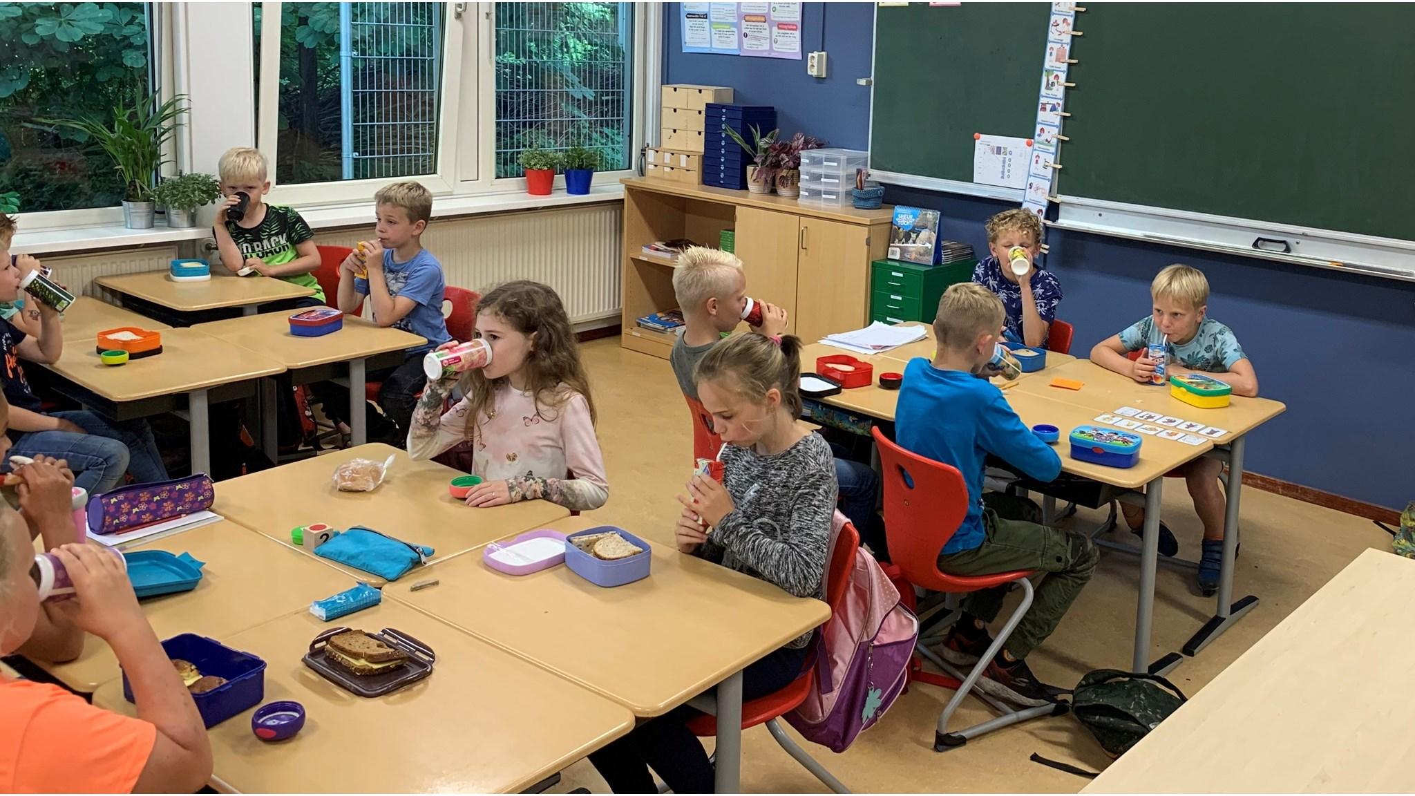 Leerlingen van Basisschool De Flint in Ekehaar genieten van hun lunchpauze in de klas. Leerlingen van Basisschool De Flint in Ekehaar genieten van hun lunchpauze in de klas.