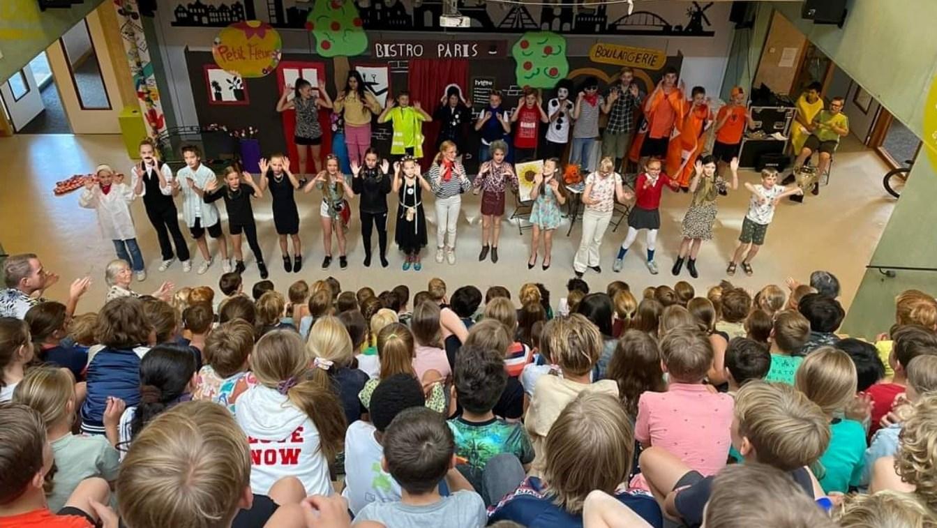 Leerlingen van Basisschool De Grote Lier in Molenhoek voeren een optreden op voor een enthousiaste menigte. Leerlingen van Basisschool De Grote Lier in Molenhoek voeren een optreden op voor een enthousiaste menigte.