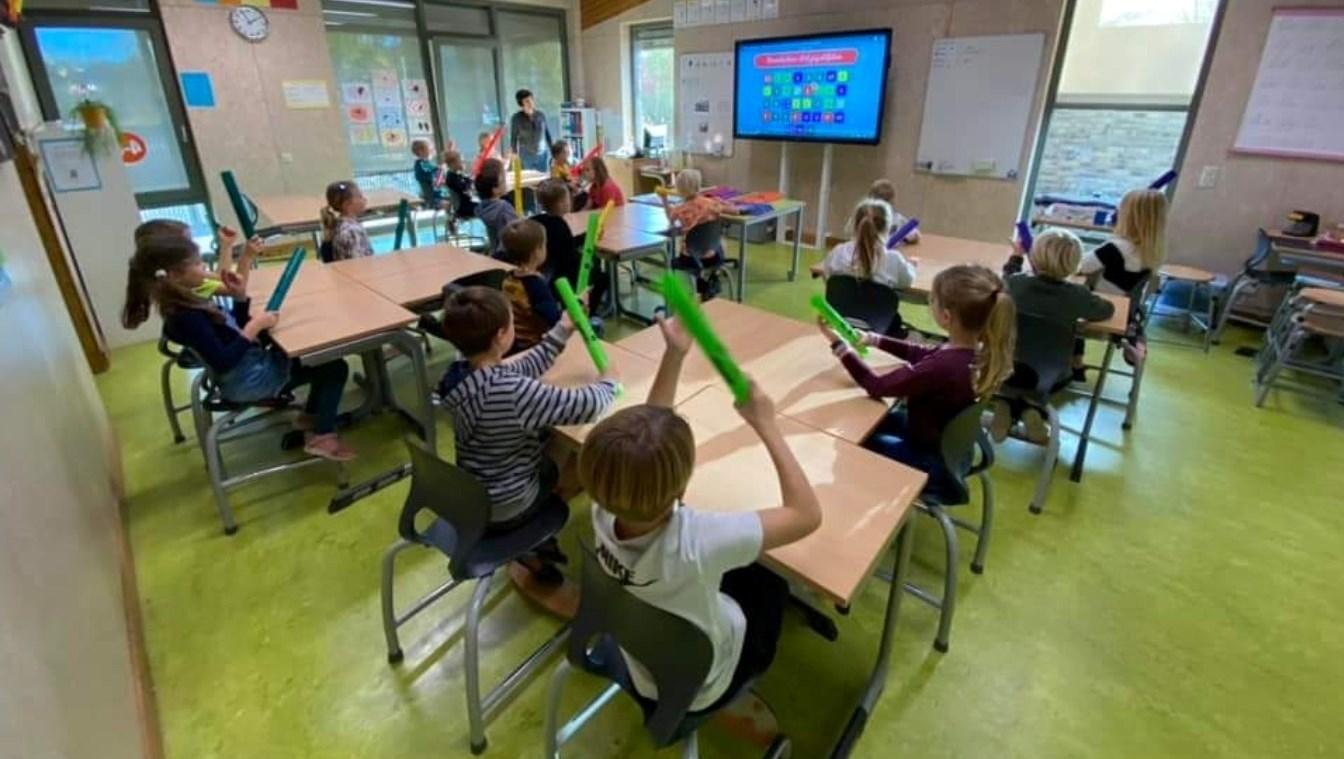 Leerlingen van Basisschool De Grote Lier in Molenhoek zijn actief bezig met een les in het klaslokaal. Leerlingen van Basisschool De Grote Lier in Molenhoek zijn actief bezig met een les in het klaslokaal.
